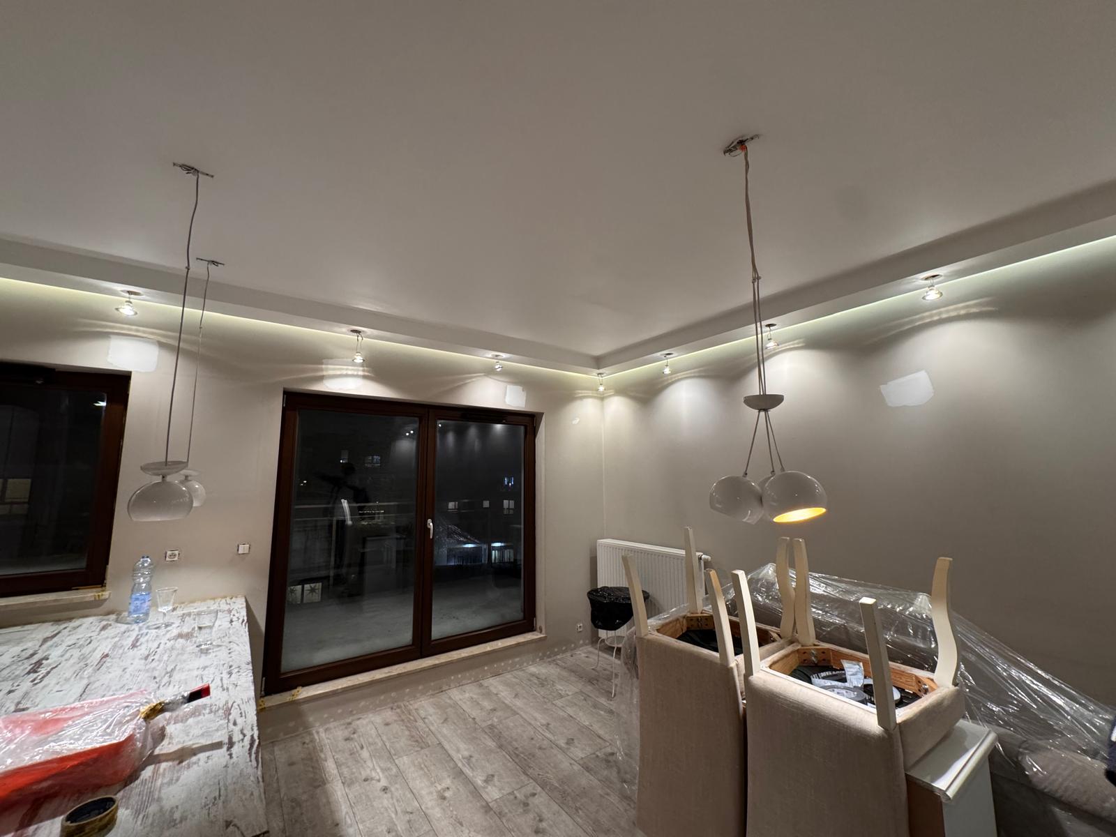 Pomalowany salon z sufitem podwieszanym i oświetleniem LED po realizacji we Wrocławiu